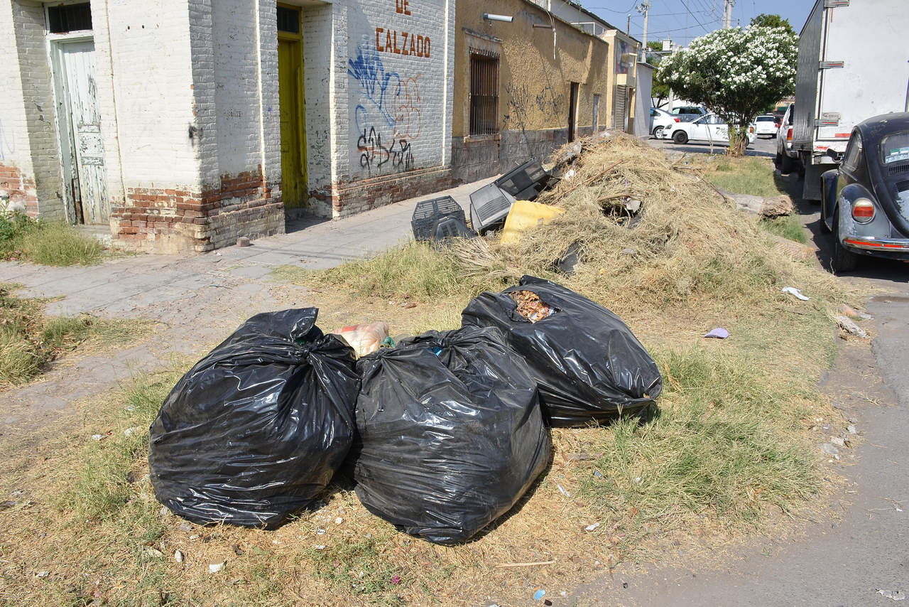 Se acumula basura en calle El Siglo de Torreón