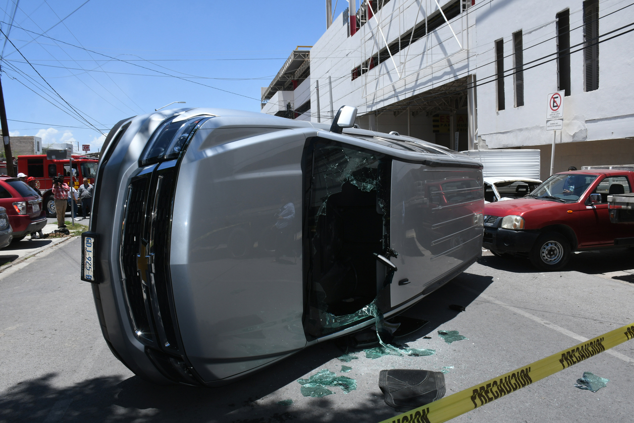 Choque volcadura deja múltiples daños en Centro de Torreón Lado mx