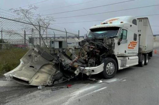 Probable falla mecánica provoca volcadura de tractocamión Lado mx