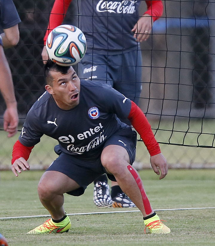 El chileno Gary Medel llega a Italia para sumarse al Inter ...