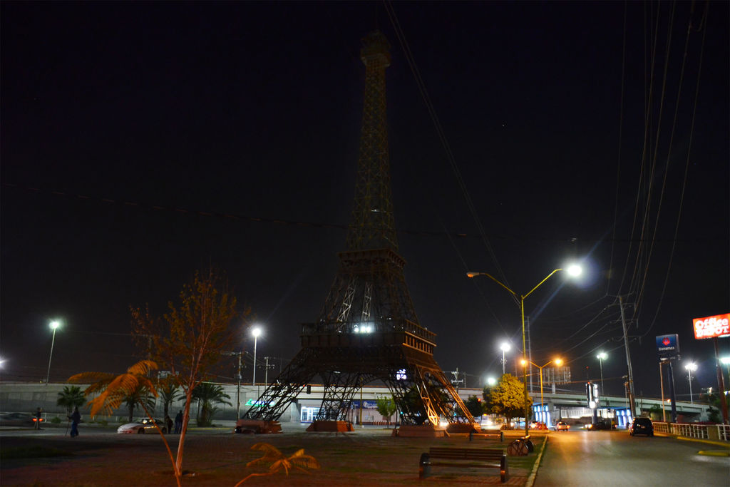 Torre Eiffel de Gómez se apaga en solidaridad, El Siglo de Torreón