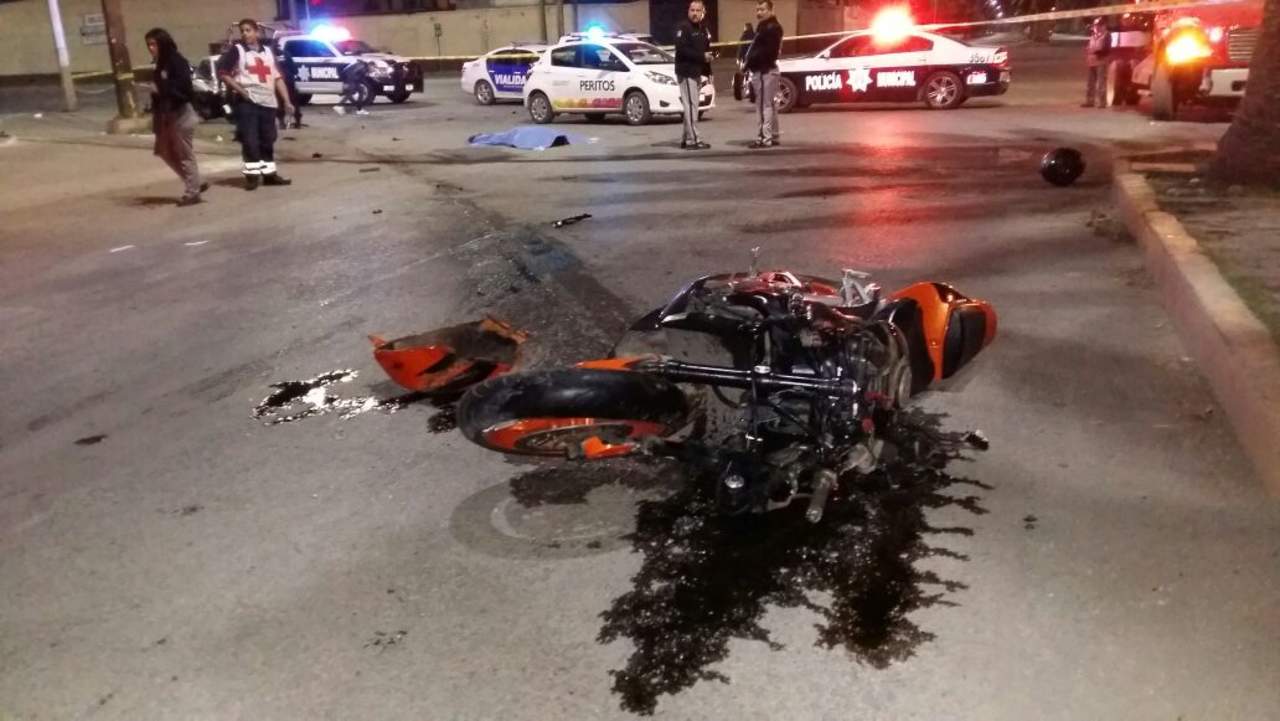 Muere joven motociclista al chocar contra tráiler