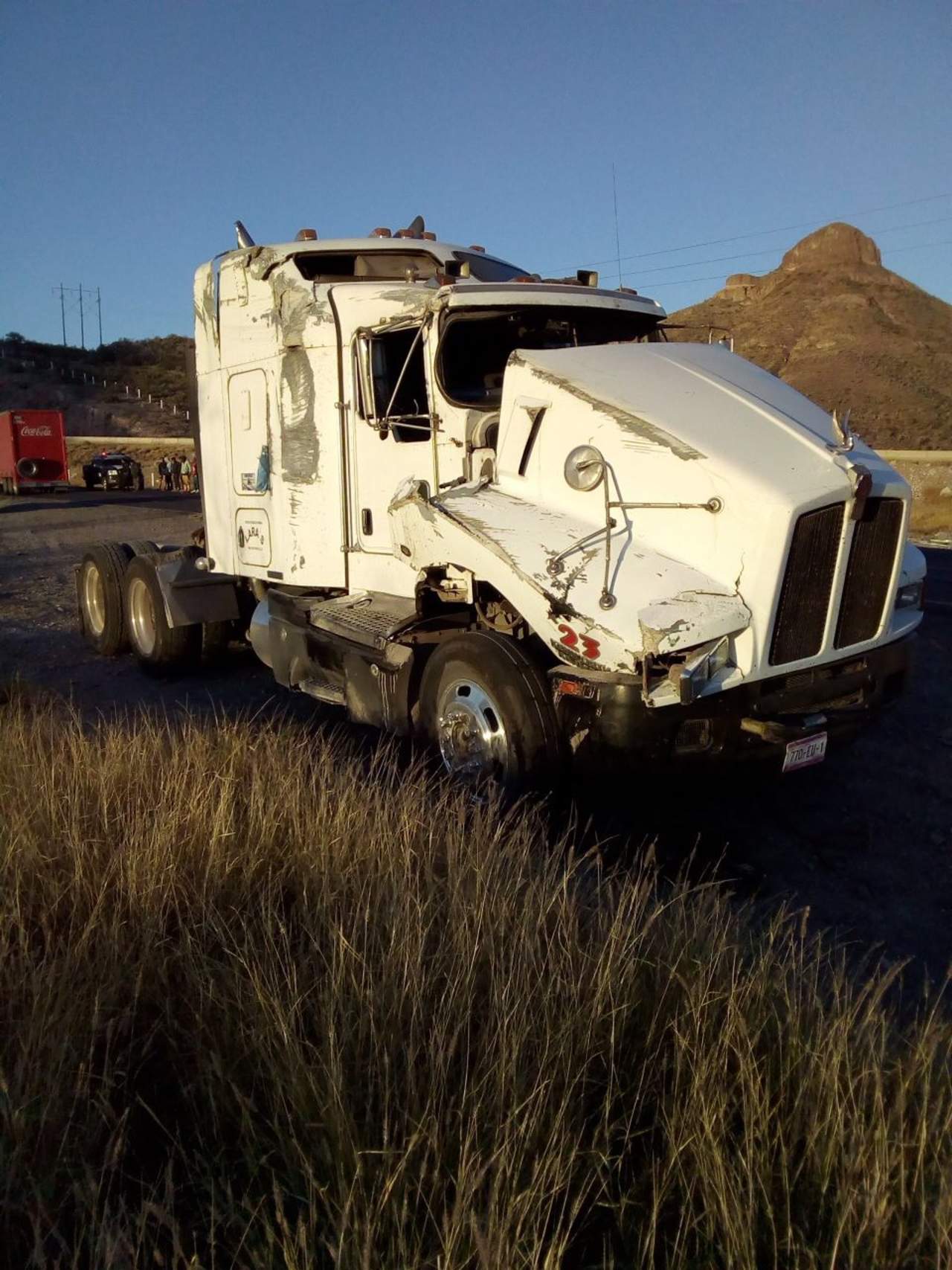 Vuelca tractocamión en carretera libre Gómez Palacio-Durango