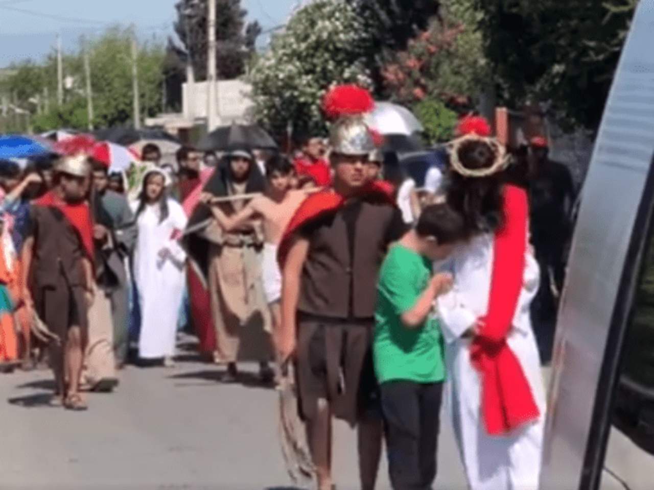 Conmueve niño con Sindrome de Down durante vía crucis