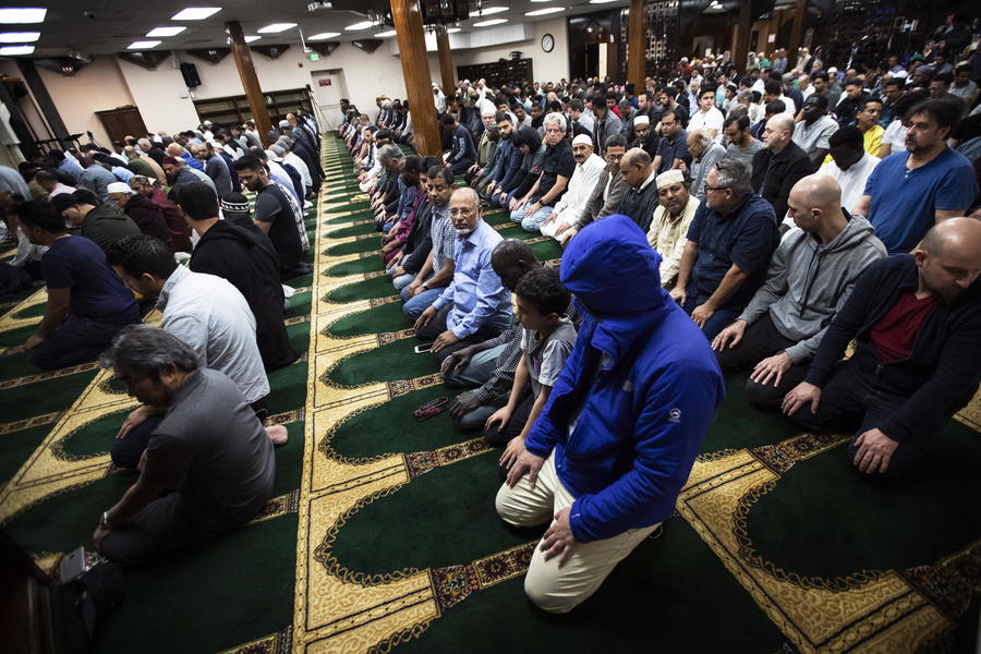 Muslims around the world have united to pray before the tragedy of two mosques in New Zealand.