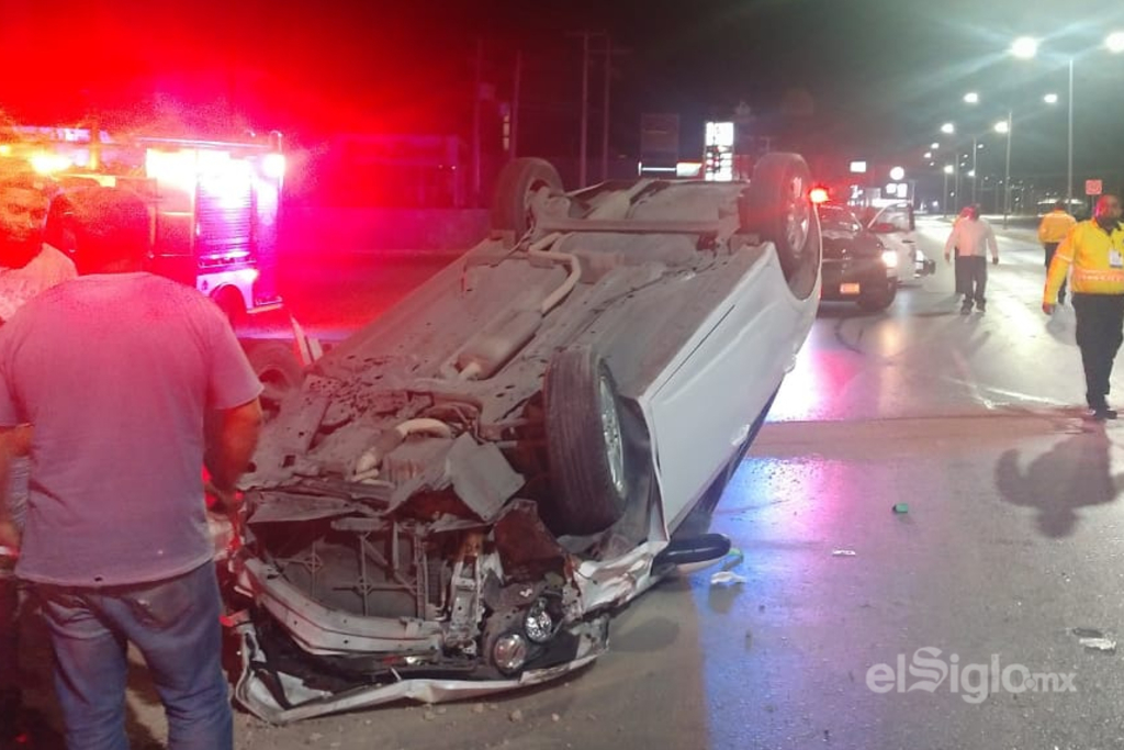 Conductor Ebrio Choca Y Vuelca Su Carro Sobre La Carretera Torreón ...