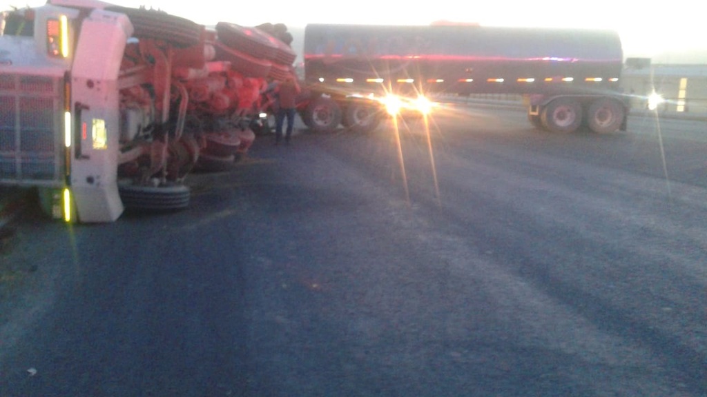 Triler Cargado Con Leche Se Vuelca En Carretera Gmez PalacioJimnez