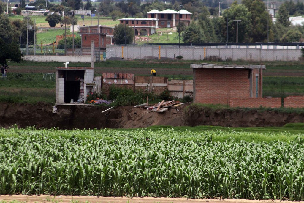 Devora socavón casa en Puebla; continúa en expansión, El Siglo de Torreón