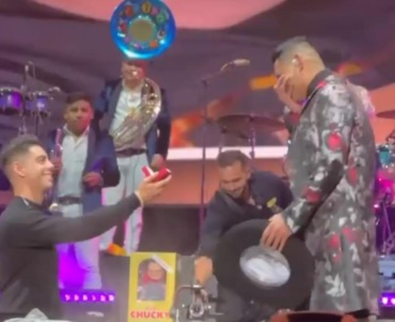 Eduin Caz’s brother from Grupo Firme gets engaged in concert in New York, El Siglo de Torreón