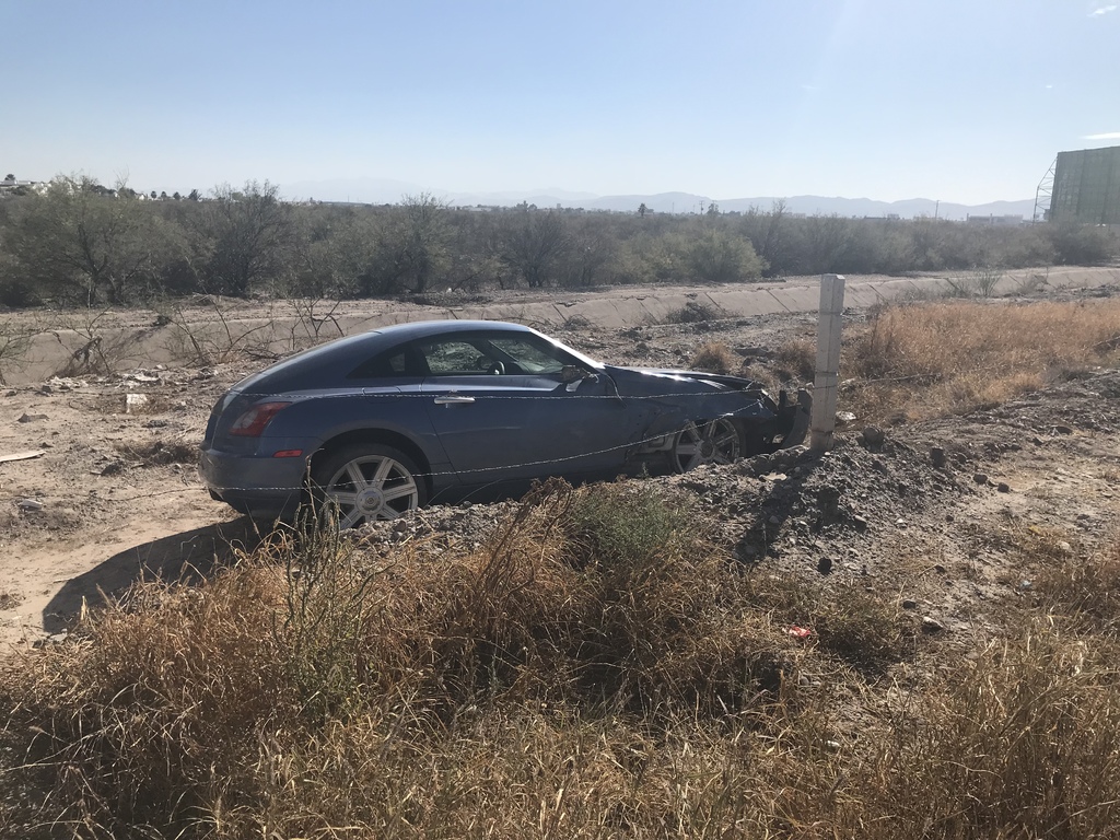 Vehículo termina fuera del camino tras choque en la Torreón-San Pedro