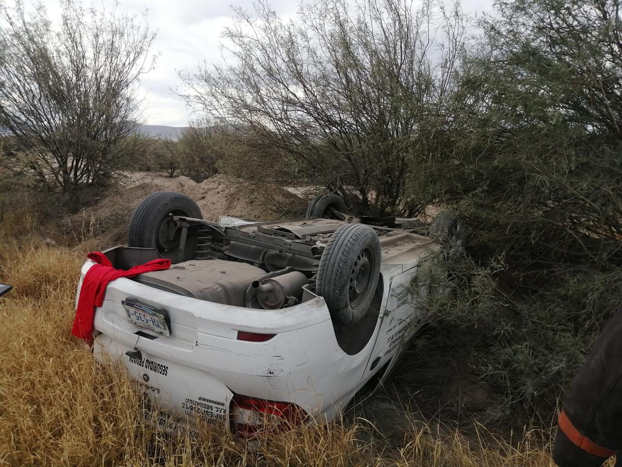 Vehículo vuelca tras ser impactado por otra unidad en la carretera al Esterito