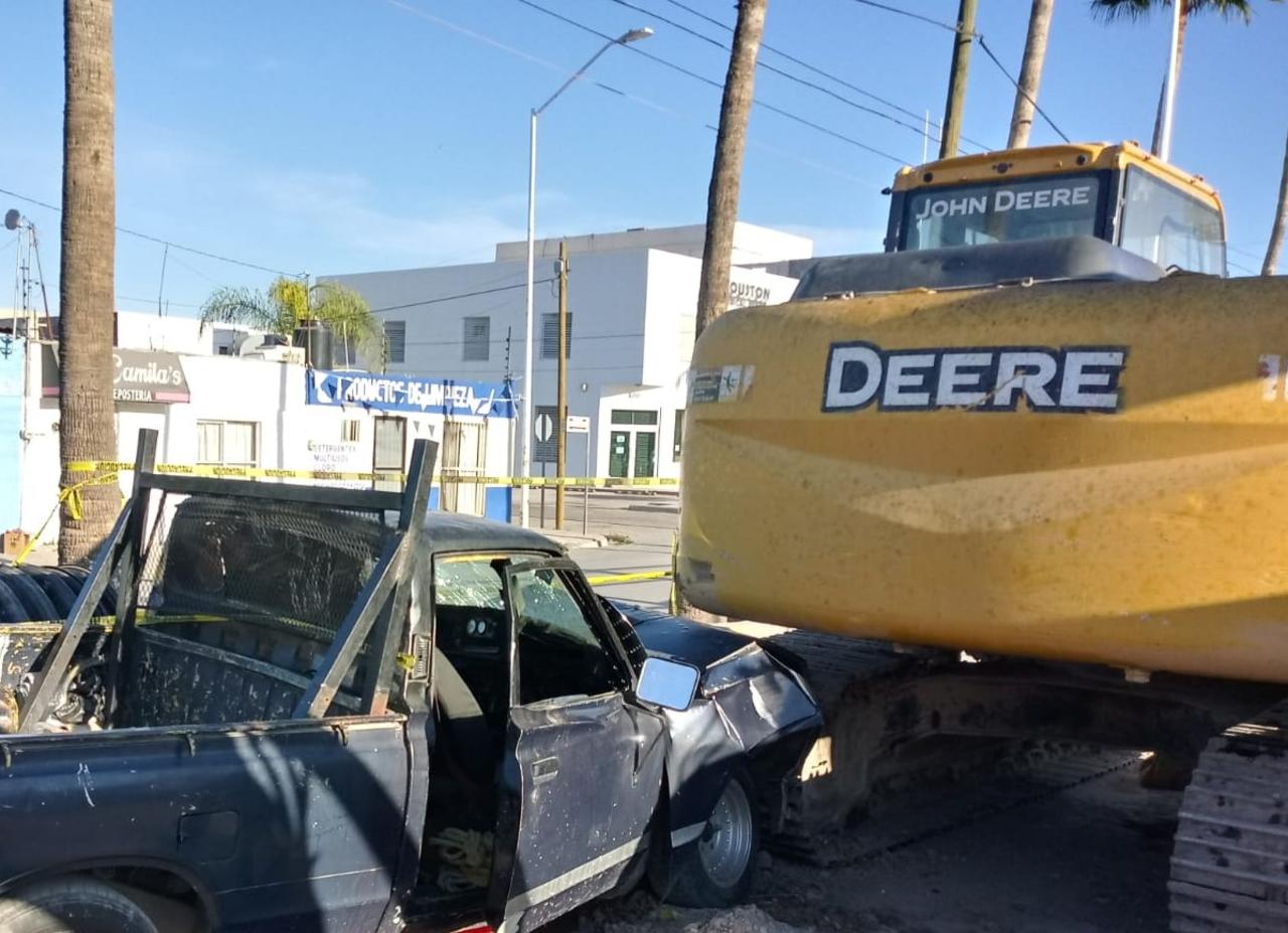 Conductor ebrio choca contra máquina excavadora y muere su padre en Torreón