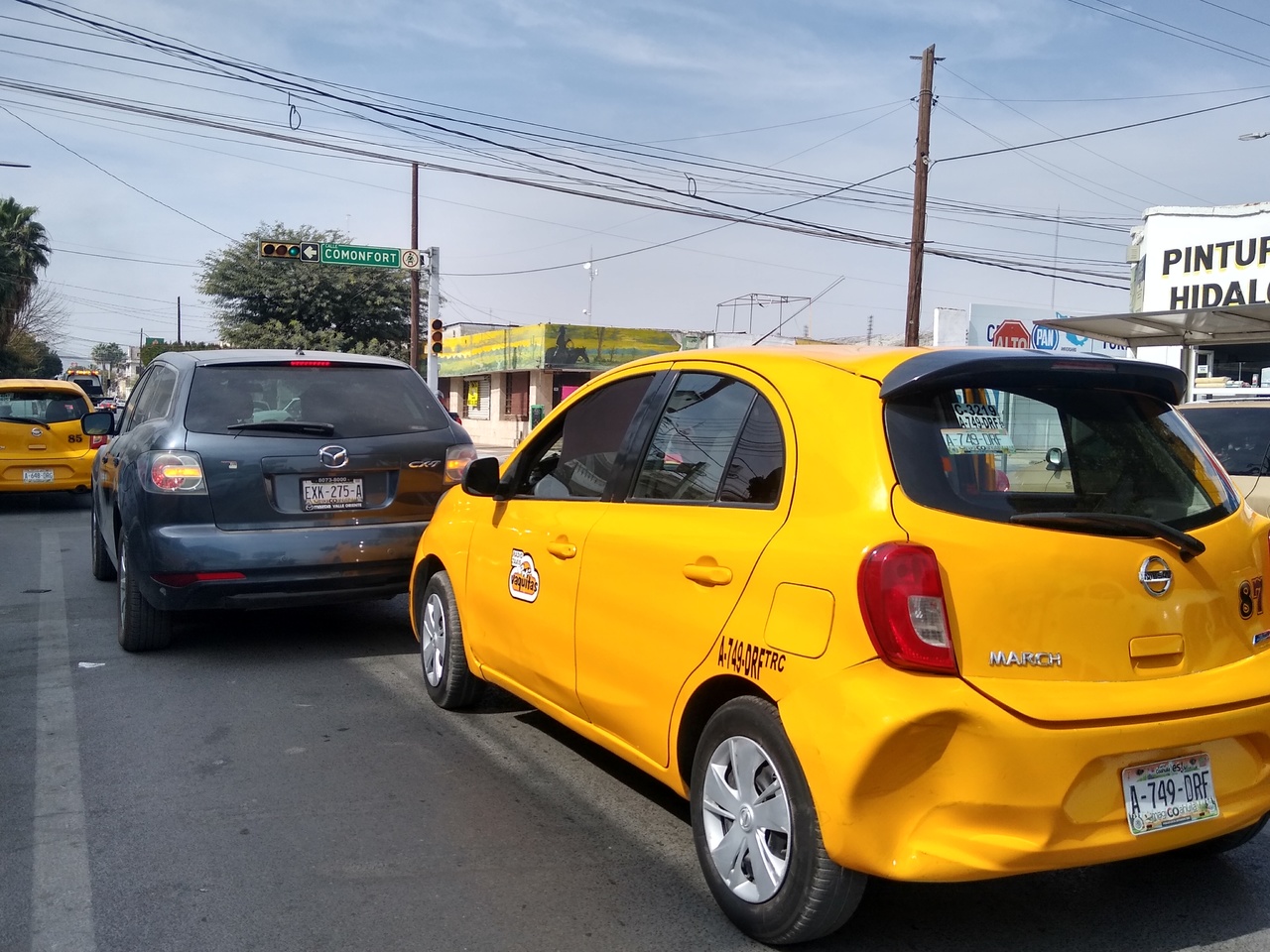 Conductora impacta a taxi en Torreón y trata de escapar