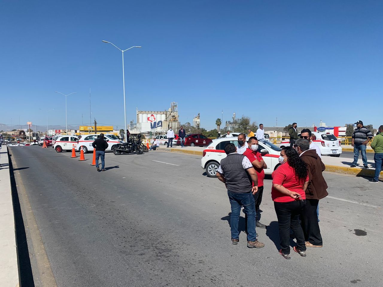 Taxistas de Gómez Palacio protestan por arresto de compañera