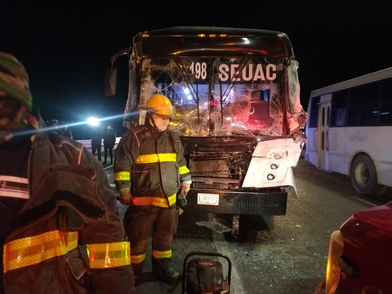 Autobús de personal impacta a camión de carga en la carretera Torreón-San Pedro