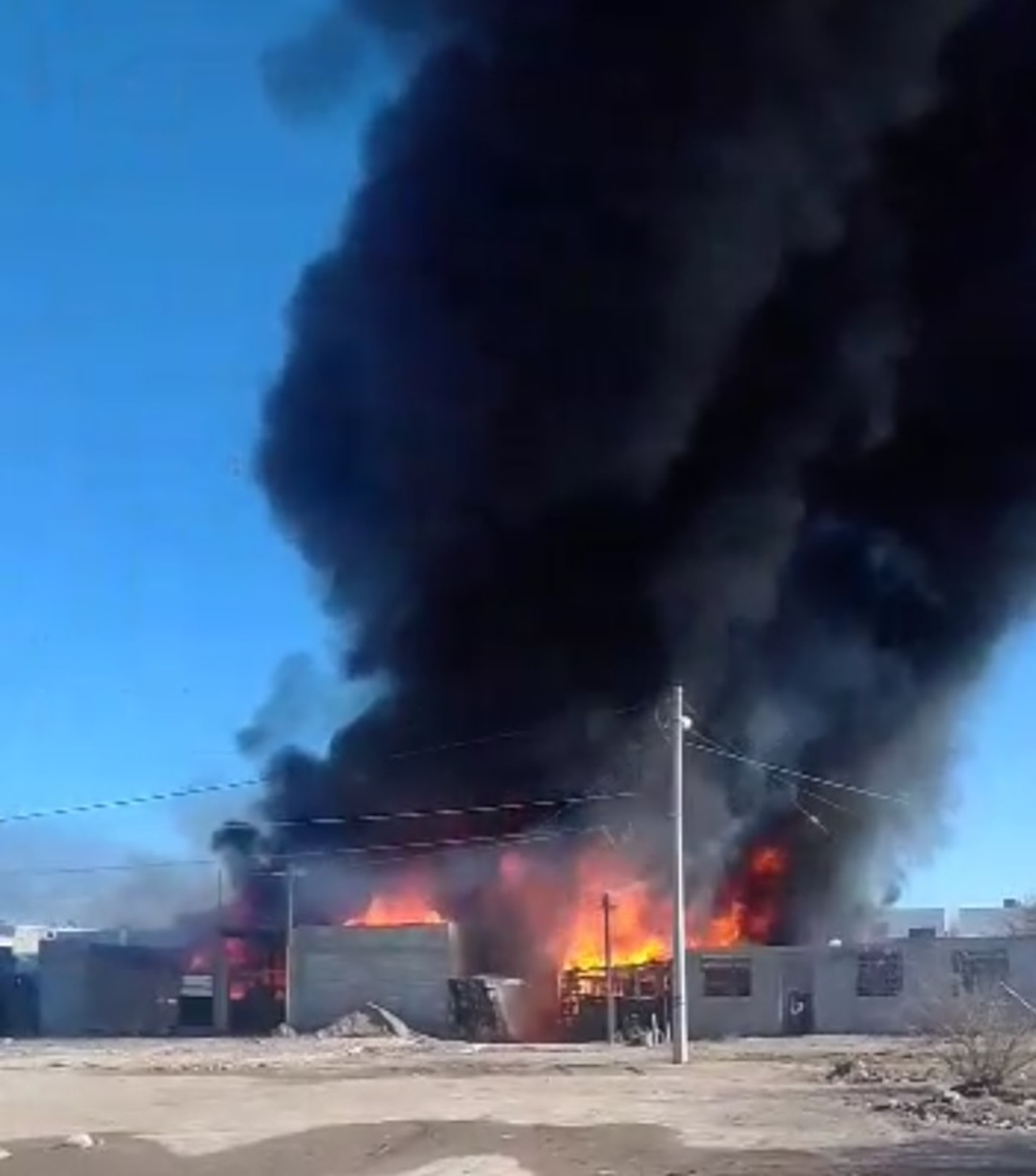 Fuego acaba con ocho jacales en fraccionamiento de Torreón