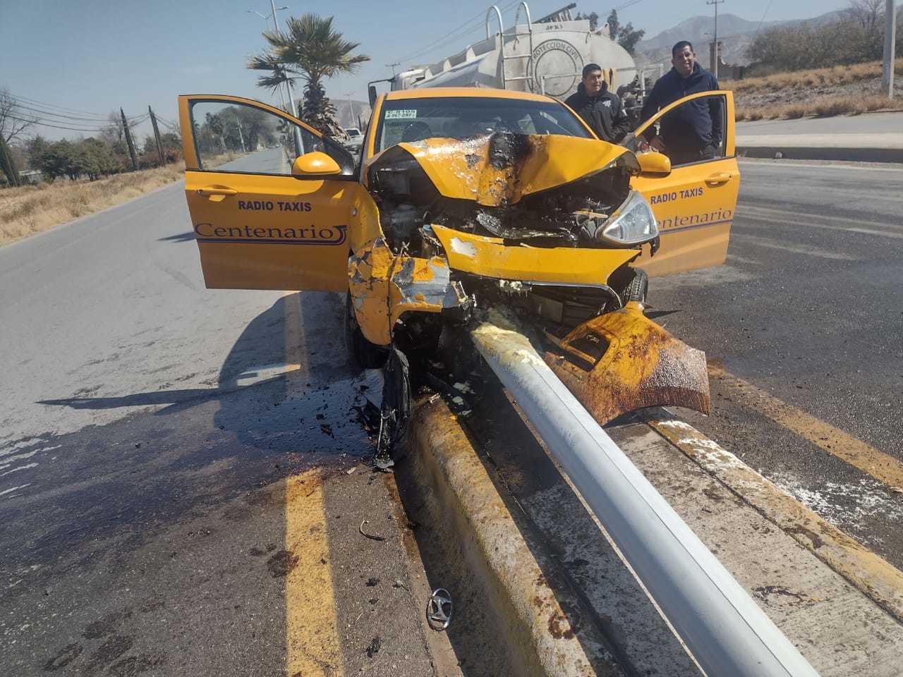 Taxista se impacta con poste en Lerdo y huye del lugar