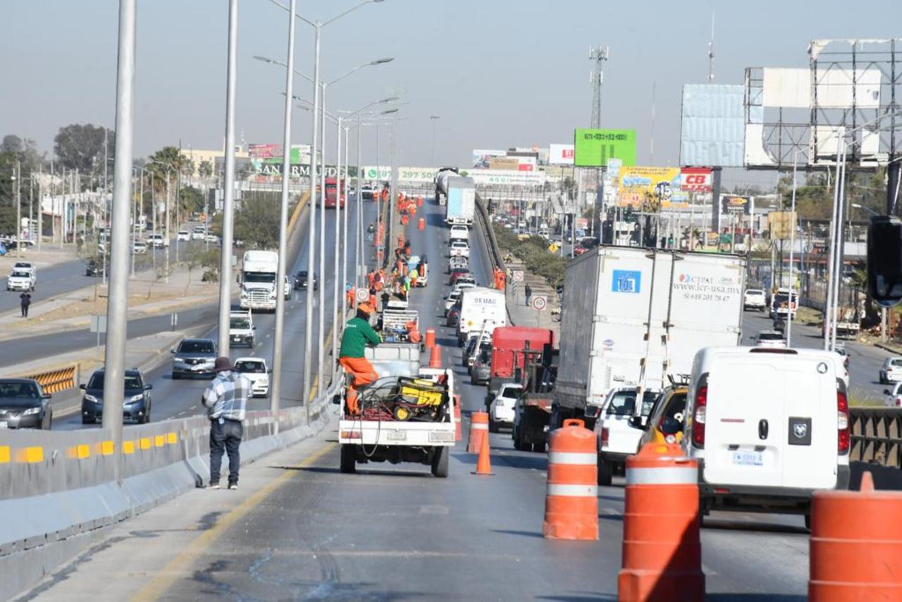 Limpieza en el periférico de Torreón genera una ola... de autos