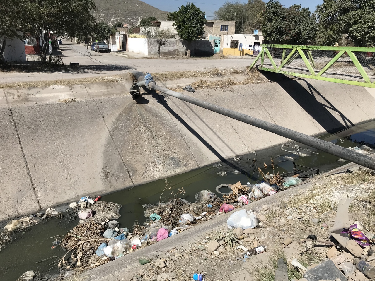 Fluye agua negra en Lerdo y va por canal