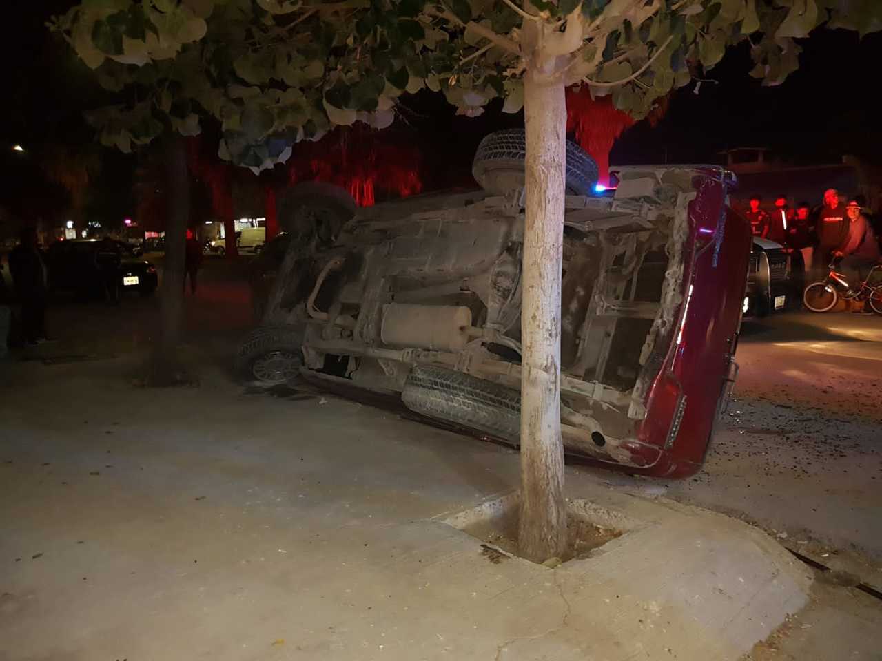 Abandona camioneta tras sufrir volcadura en Torreón