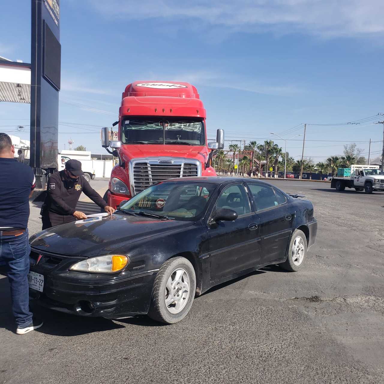 Automóvil y tráiler protagonizan choque en Gómez Palacio