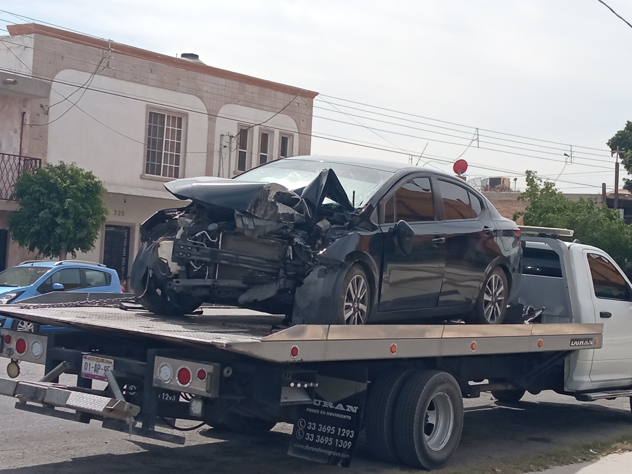 Estrella su auto contra un árbol en Torreón