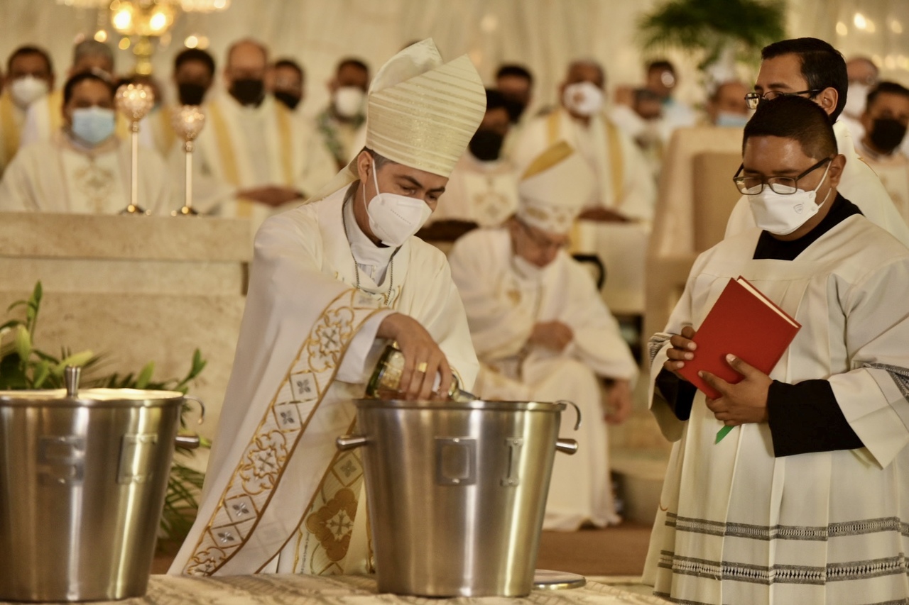 Obispo de Torreón preside la misa Crismal