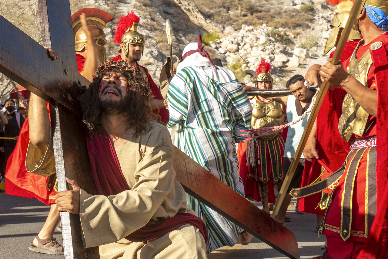 Fieles reviven la Pasión de Cristo en Cerro de las Noas