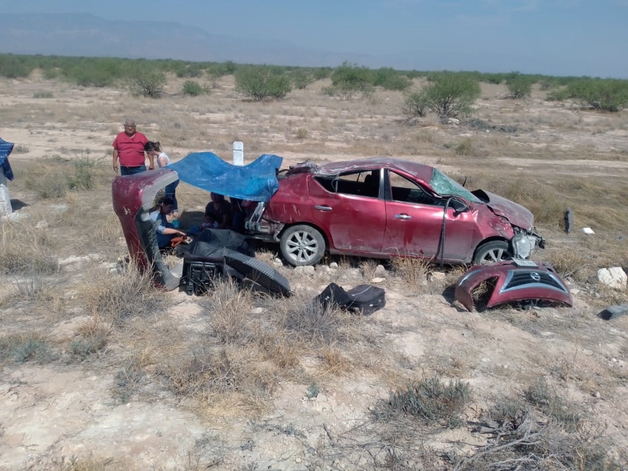 Familia de Cd. Acuña sufre fuerte volcadura sobre carretera San Pedro-Cuatrociénegas