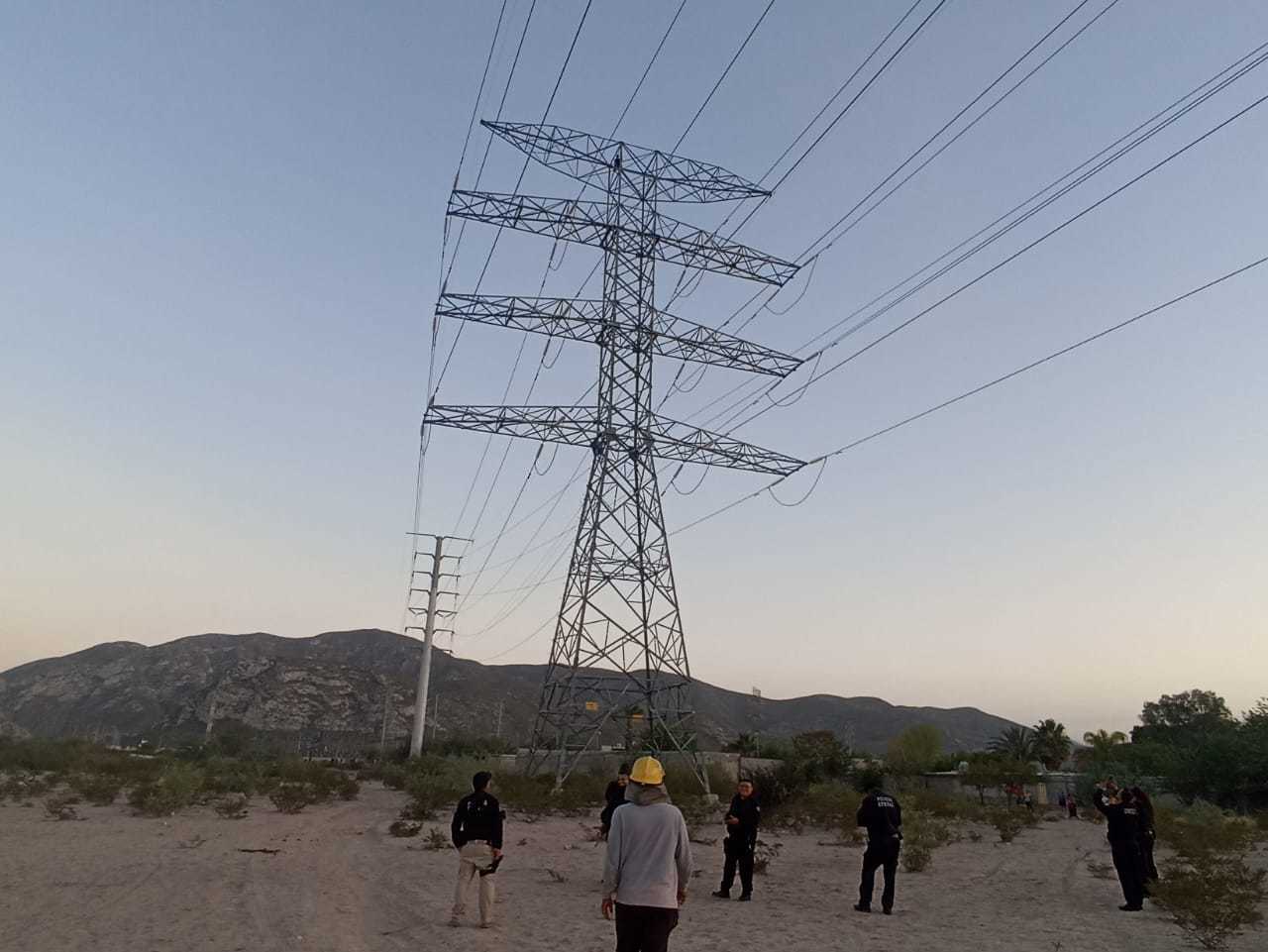 Hombre sube a una torre de CFE para evitar ser detenido en Lerdo