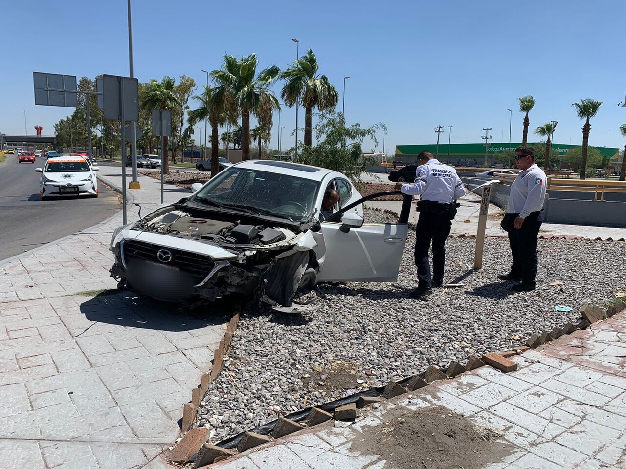 Conductor pierde el control de su auto y chocó contra camellón en Torreón