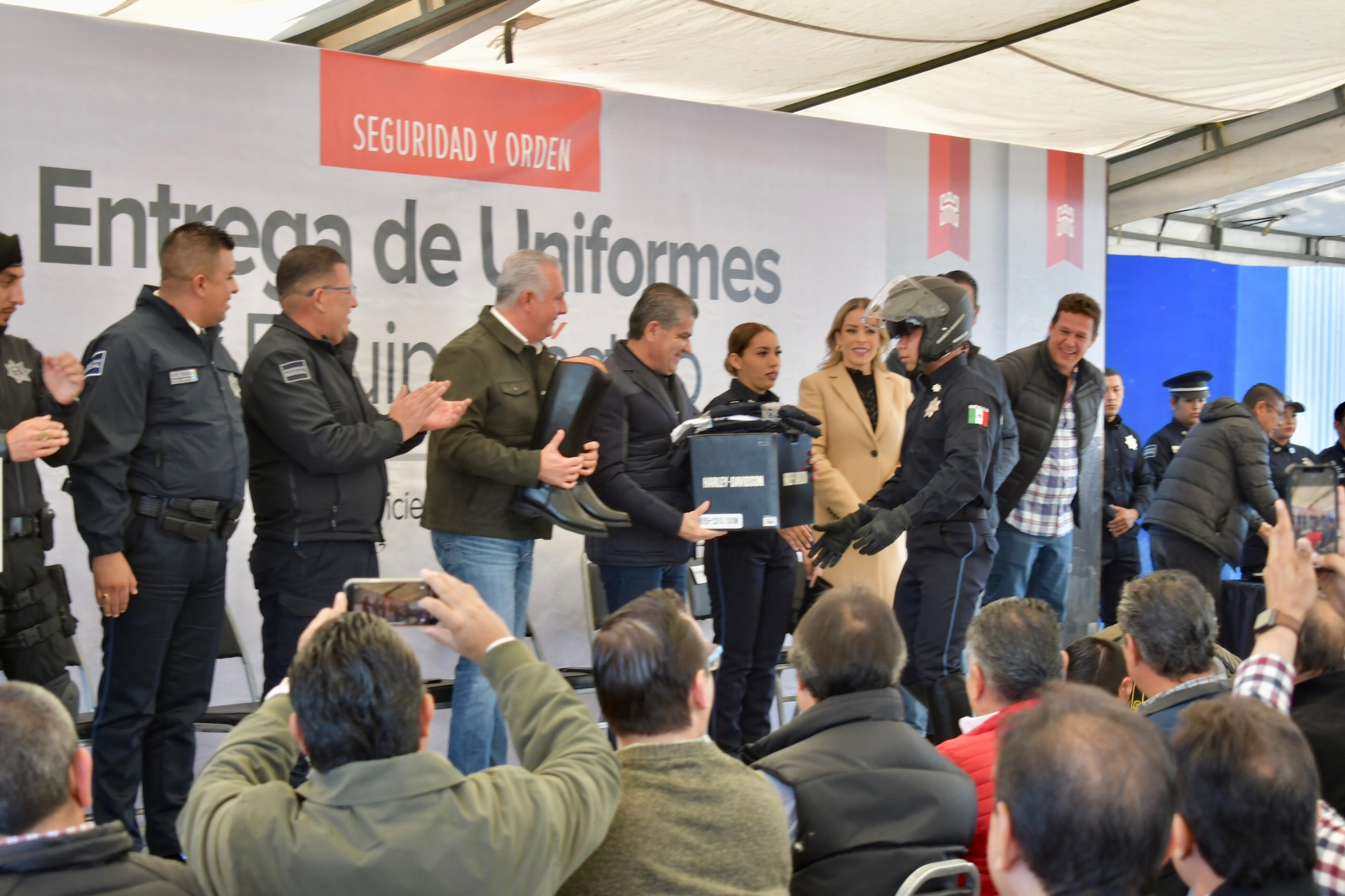 Entregan equipo táctico y uniformes a policías de Torreón Lado mx