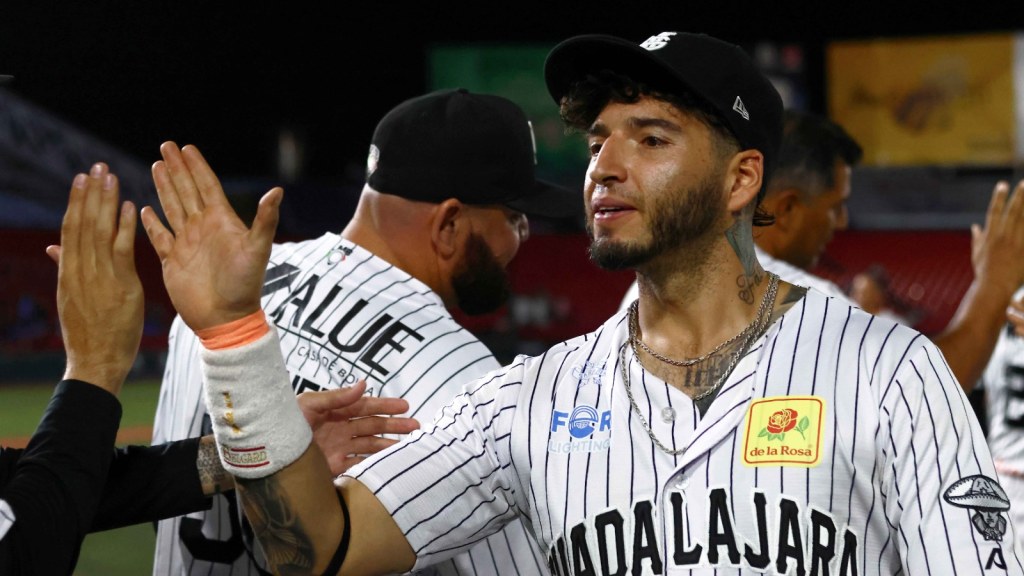 Cantan los Mariachis de Guadalajara en su victoria ante los Bravos de León