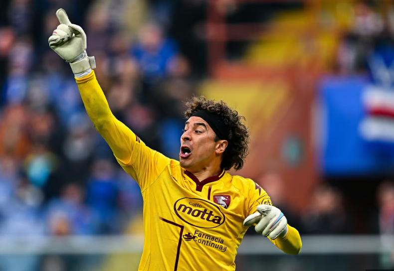 La Increíble Atajada De Guillermo Ochoa En El Partido Del Salernitana Ladomx 