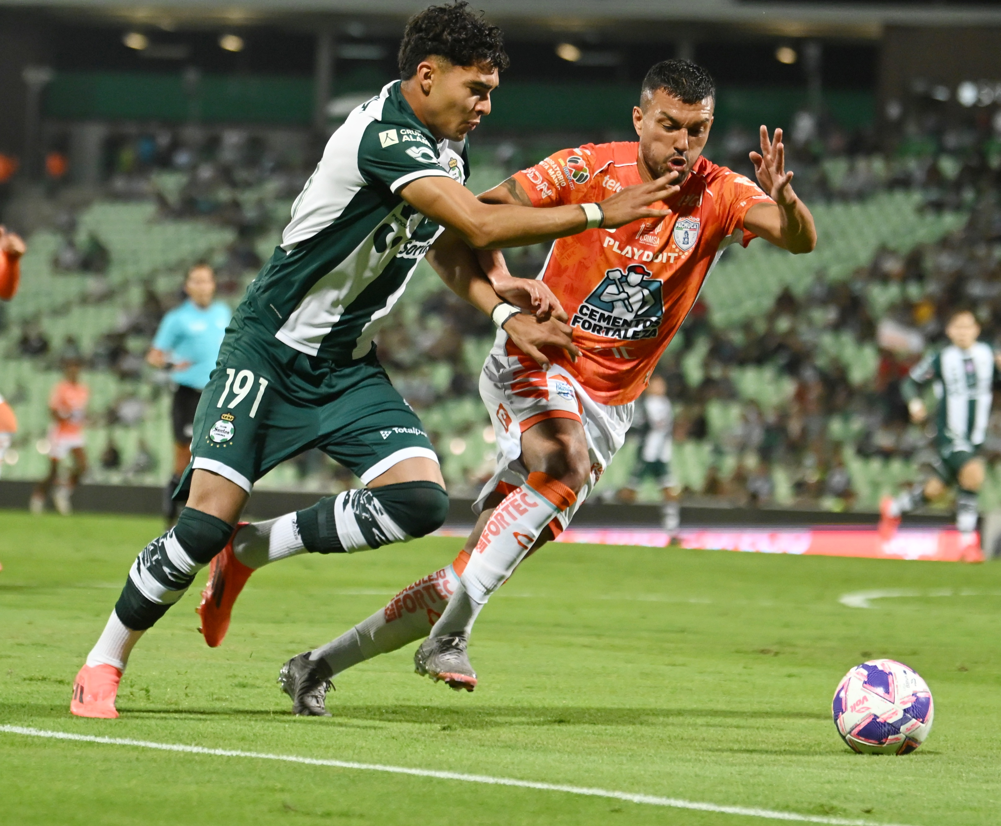 Dos errores defensivos terminaron en los dos goles que sentenciaron un reñido empate entre los Guerreros del Santos Laguna y los Tuzos del Pachuca, esta noche, en el Estadio Corona, dentro de la jorn