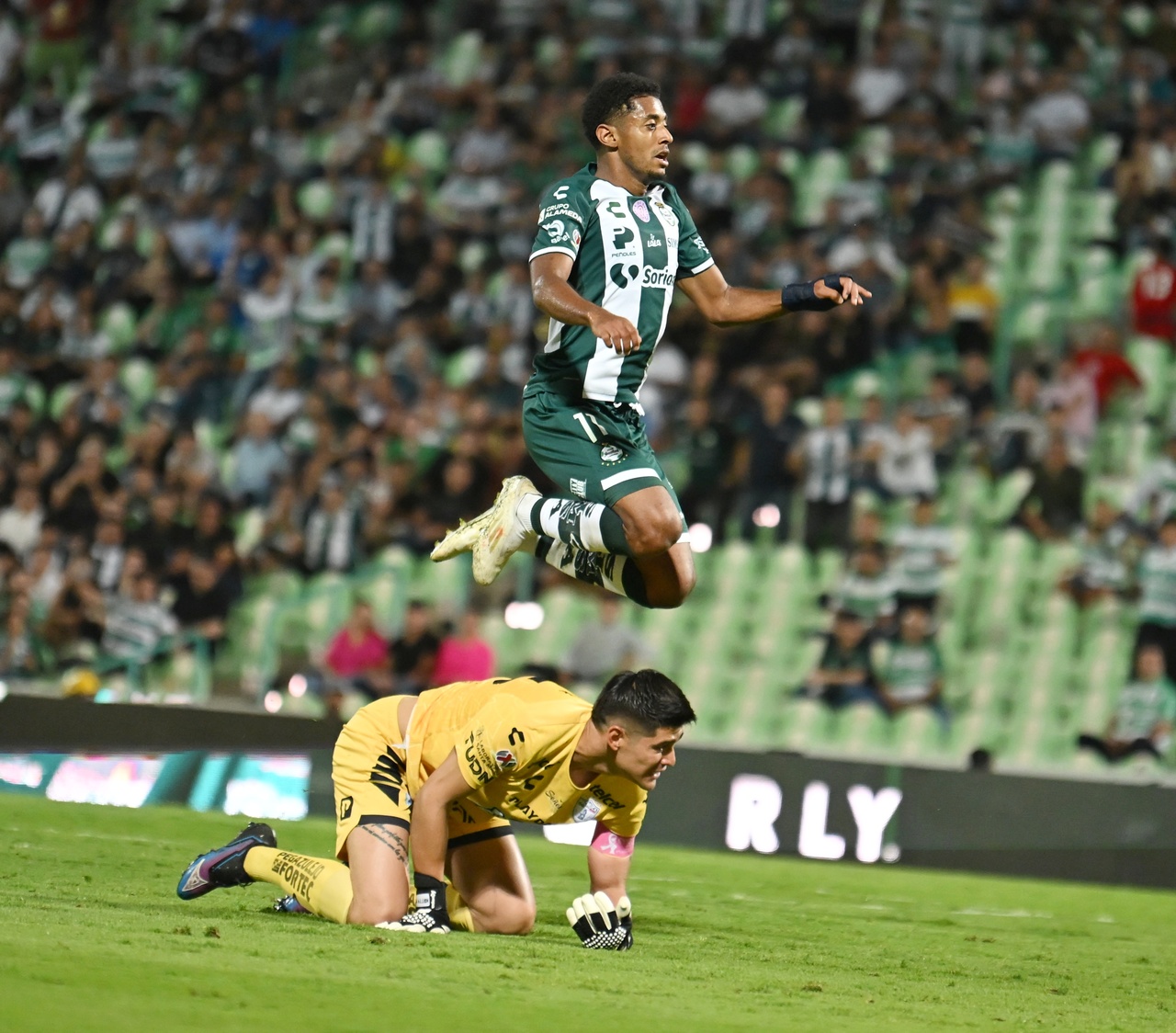 - Dos errores defensivos terminaron en los dos goles que sentenciaron un reñido empate entre los Guerreros del Santos Laguna y los Tuzos del Pachuca, anoche, en el Estadio Corona, dentro de la jornad