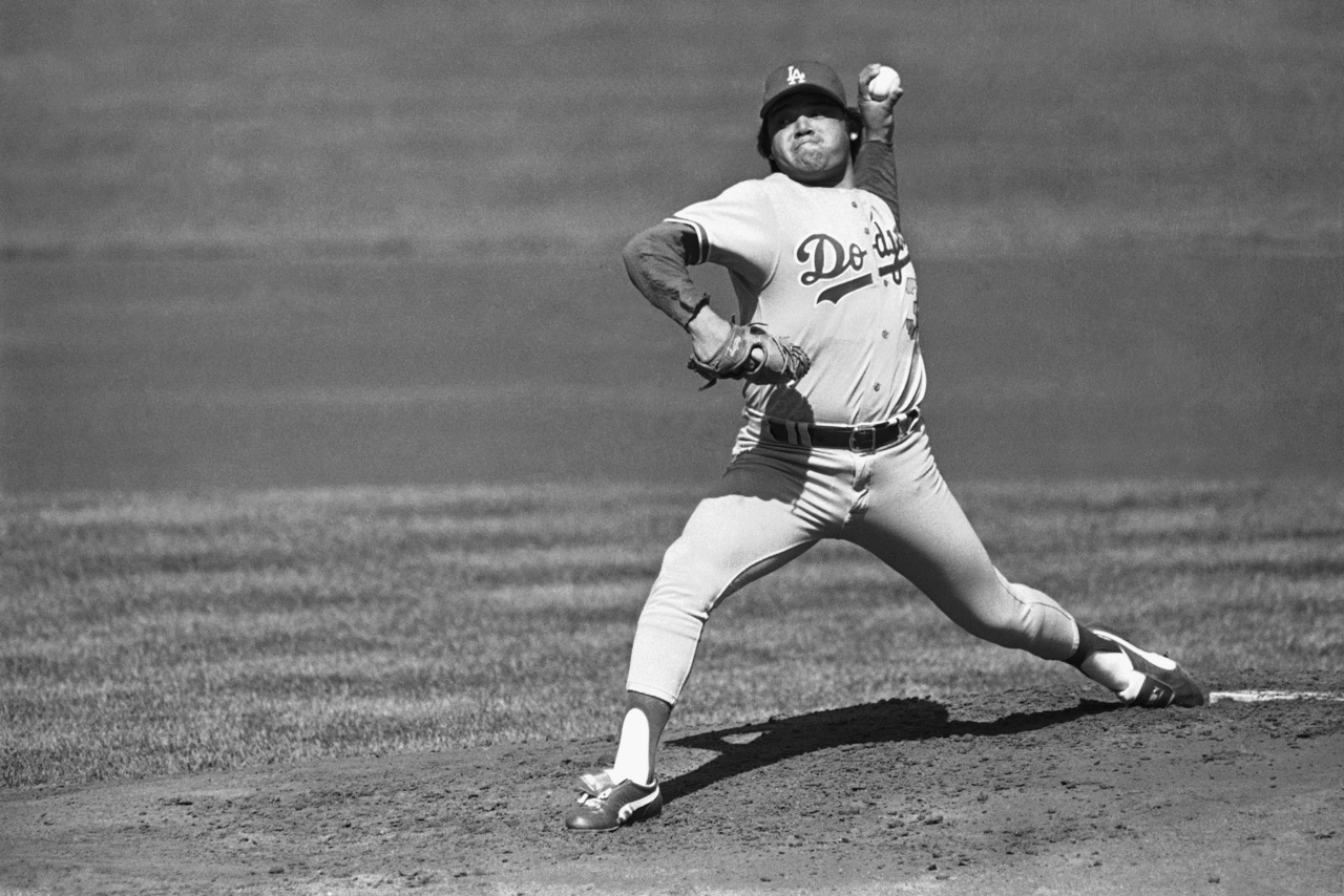 - Se ha ido el hombre, pero de manera oficial, ha dado paso a la leyenda. Fernando Valenzuela Anguamea, el más grande pelotero mexicano de todos los tiempos, falleció anoche, a la edad de 63 años.H