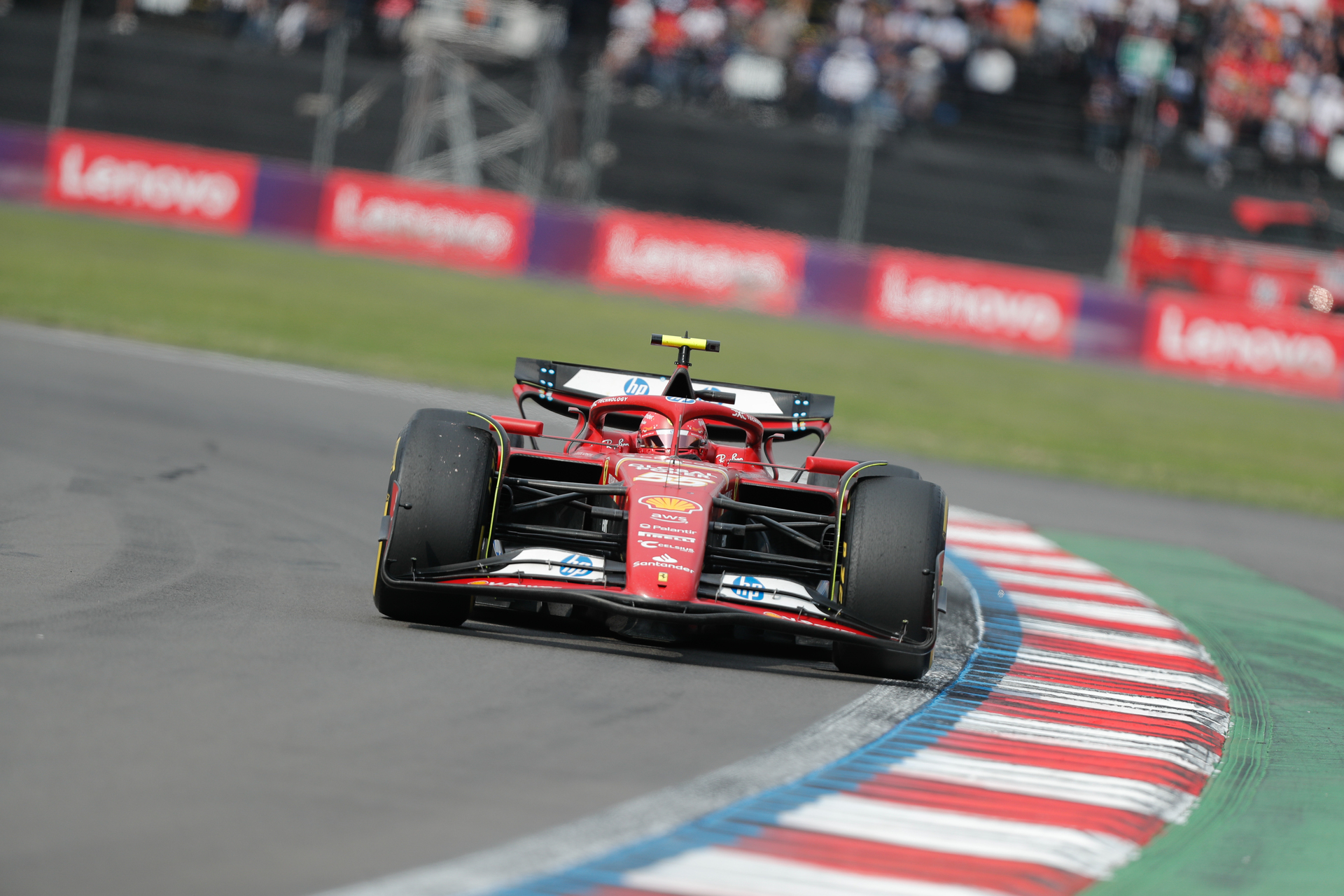 El español Carlos Sainz (Ferrari) reinó este domingo en el Gran Premio Ciudad de México y sumó su cuarta victoria en la Formula Uno con una plácida carrera en la que el británico Lando Norris (M