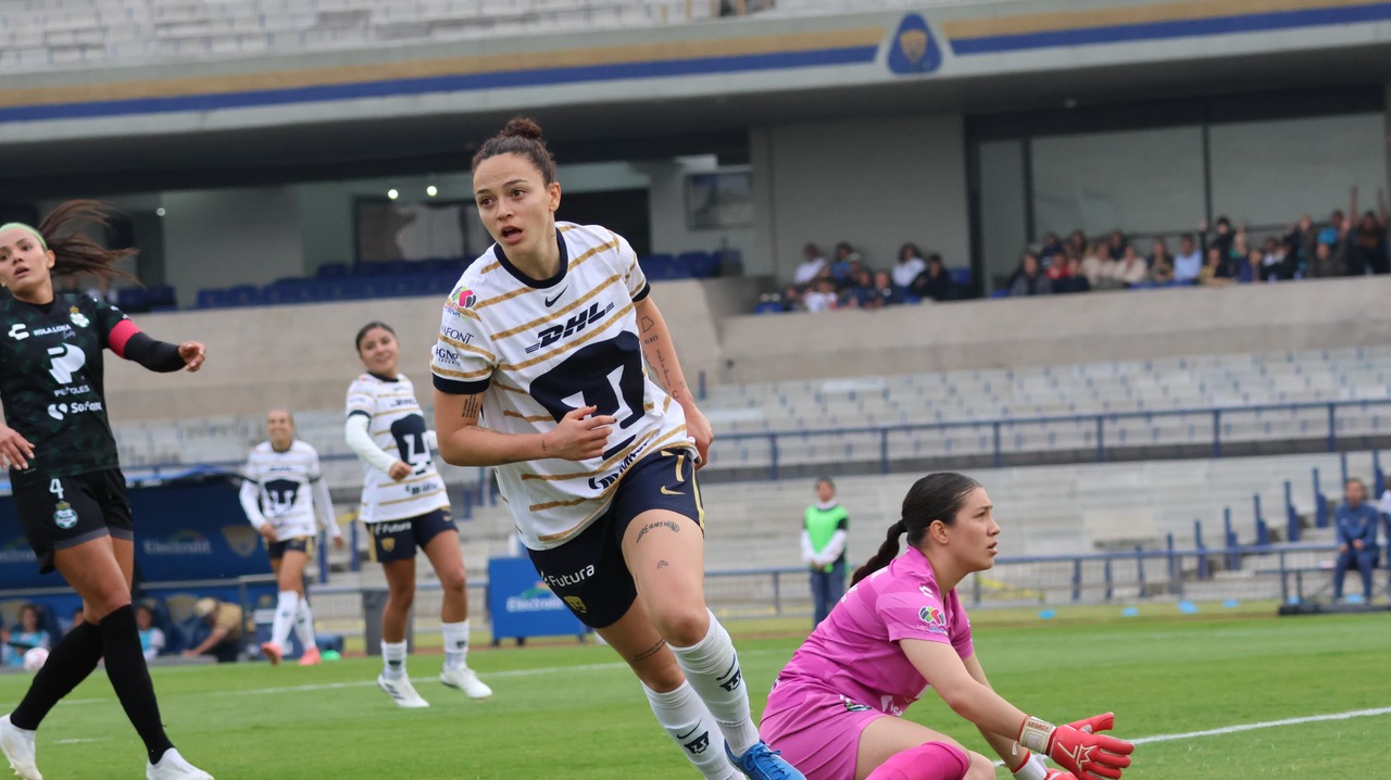 - Una dolorosa y abultada derrota, sufrieron ayer las Guerreras del Santos Laguna Femenil, a manos de las Pumas de la UNAM, quienes no tuvieron piedad de las laguneras y les endilgaron media docena de