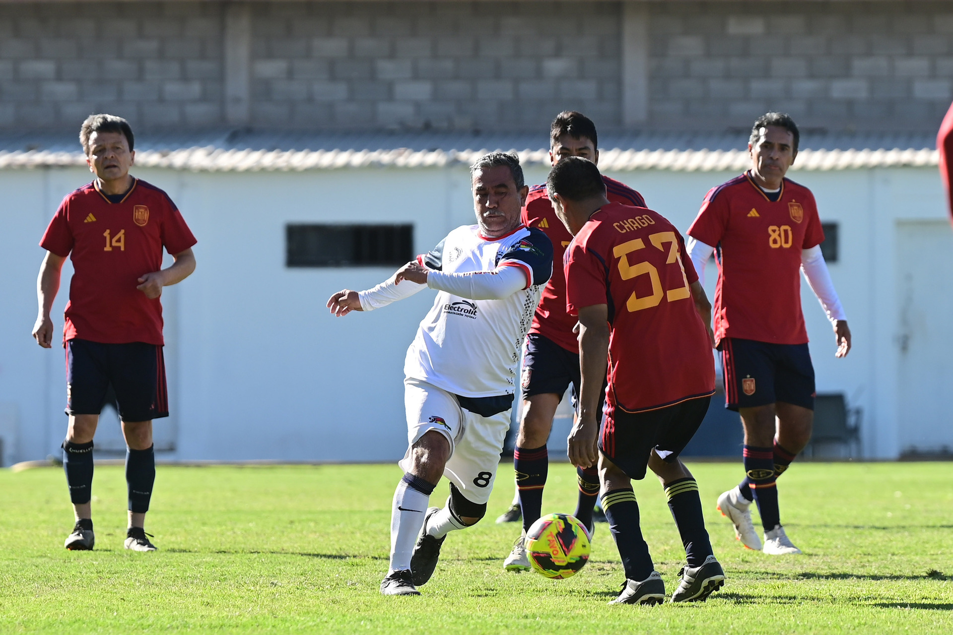   Por segundo torneo consecutivo, el Parque España se quedó con el campeonato de la categoría Supermaster en la Liga San Pablo de Futbol Soccer. Goleó ayer 4-1 en su campo al Alcye.  Y es que 